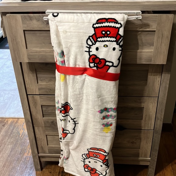 ONLY 1 LEFT! NWT 2023 HELLO KITTY PLUSH CHRISTMAS TREE CHRISTMAS THROW BLANKET - Picture 7 of 9